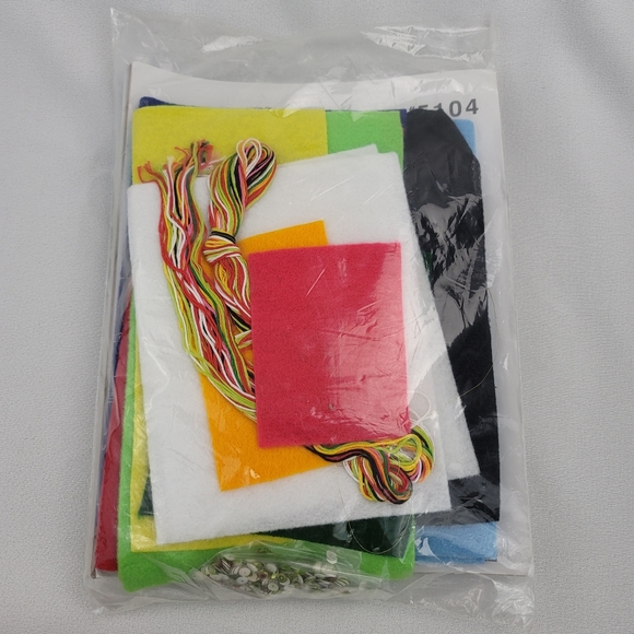 Merry Christmas Felt 15" x 20" Card Holder Kit 5104 By Design Works Crafts Inc - Picture 6 of 9